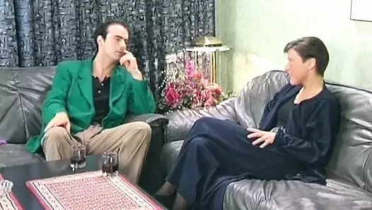 Mükemmel Alman kadın doğal göğüslerinin her yerine boşalmayı seviyor