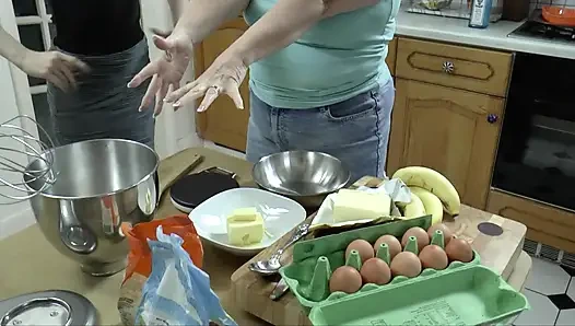 Lezbiyen çıplak edepsiz yemek yapıyor