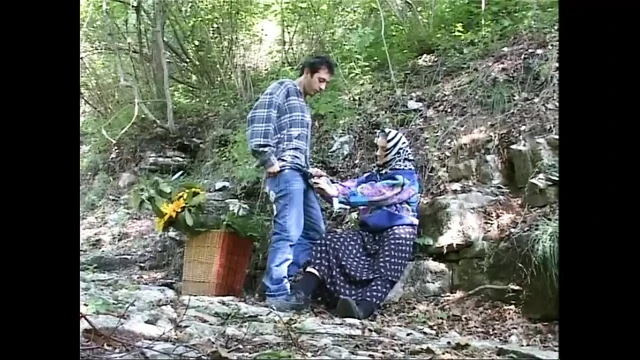 İri göğüslü orta yaşlı seksi kadın ve büyük memeli genç kız yaşlı domuzlar tarafından büyük yarakla sikiliyor (tam film)