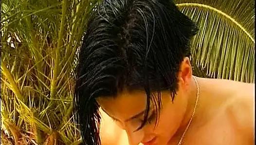 Üç harika görünümlü Alman bayan havuzun yanında iki sert yarağı paylaşıyor