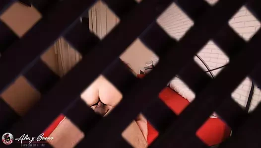 Dolaptaki kamera kız kardeşimi sikişirken yakalıyor.