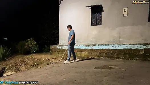 Komşum beni çok zengin sikmek için gözlerini kapatıyor