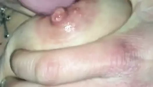 yine göğüslerini emiyor