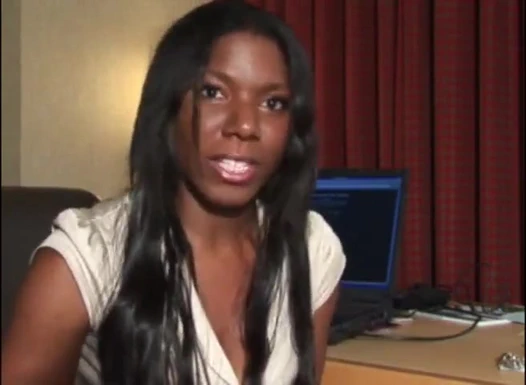 Kahverengi kız yarak emiyor