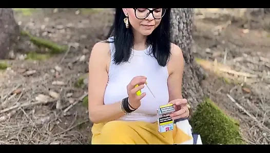 Ormanda sigara içme ve sakso dildo