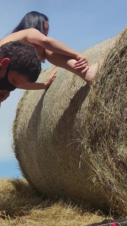 Акробатический секс на улице: когда фермер встречает азиатскую студентку