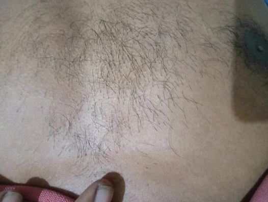 Kocası siyah amcığını sikip yalarken evli kadın mastürbasyon yapıyor ve aniden boşalıyor