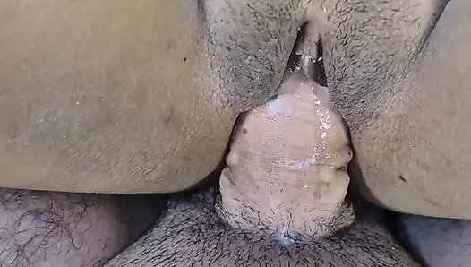 Keilimar'ın Kısa Saçlı Vajinası, Büyük Beyaz Bir Penis Tarafından Sikişirken Yakınlaştırıldı