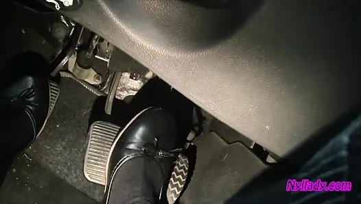 Erkek delisi yüksek topuklu çizmeler ve siyah bale daireleri içinde bravo'sunu sürüyor ve canlandırıyor