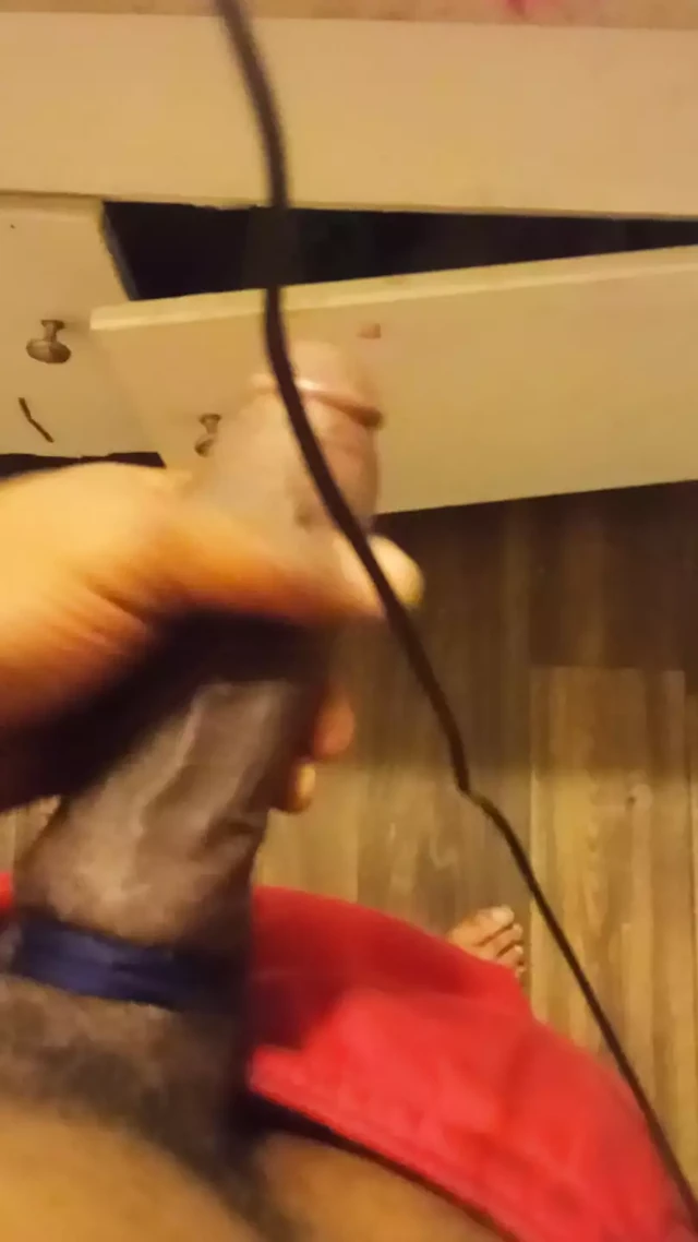 Большой черный член дрочит