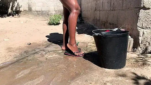 Afrika'nın en büyük yarağının en iyi fotoğrafını almak için sebze banyosu