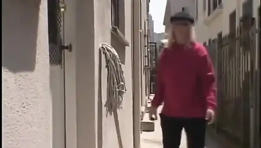 Ateşli sarışın sürtük iki çikolata tenli adam tarafından çifte sikiliyor