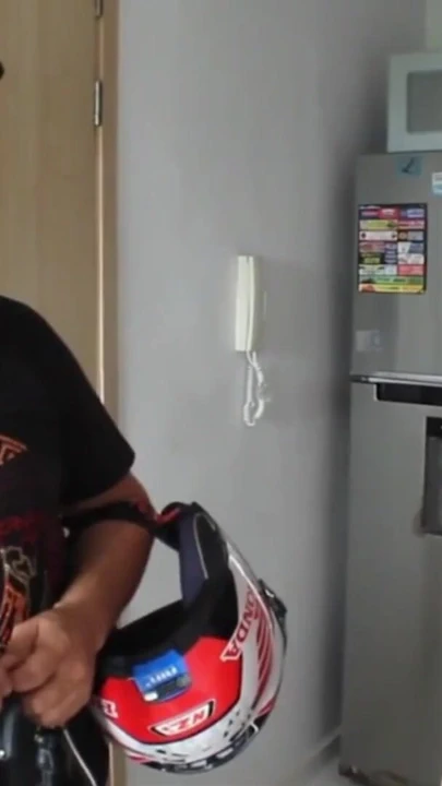 Ateşli kız benden evine gitmek istiyor ve geldiğimde soyunuyor ve bana sürpriz yapıyor - porno en español | Klip 1