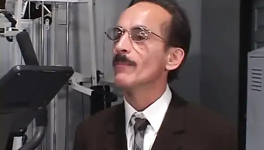 Seksi hatun spor salonunda büyük olgun yarak üzerinde