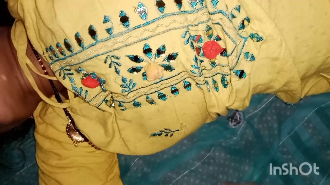 Yetişkin genç kızın göğüslerine çok ateşli bir dokunuş basıyor