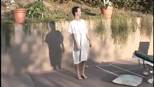 Beyaz çoraplı ateşli hemşire açık havada hasta adama biniyor