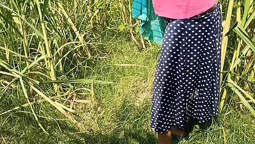 Köylü kız işemek için Şekerkamış'a gitti. Tanımadığı çocuk evlenmeden önce onu sikiyor, Hintçe ses kaydı hq xdesi.