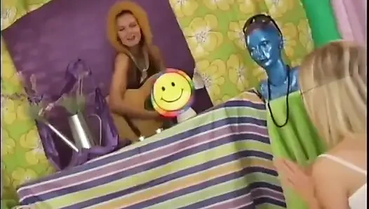 Güzel memeli iki harika azgın genç kız sıkı amına dildoyla mastürbasyon yapıyor