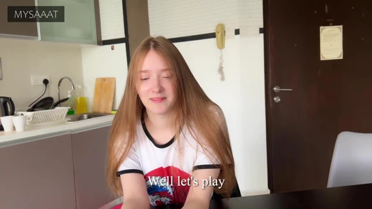 Üvey kız kardeş satrançta kayboldu ve amına iki kez boşalıyor