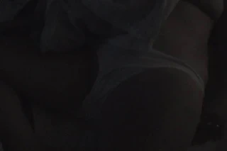 karısı üstsüz içinde onu külot içinde yatak