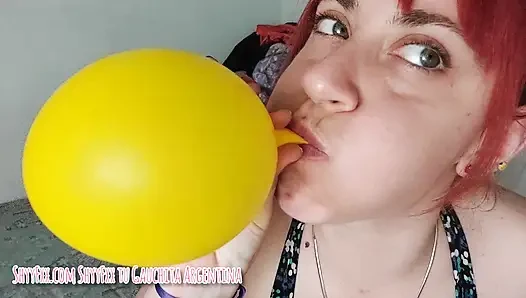 Tombul yanaklarla balon şişirme seansı!