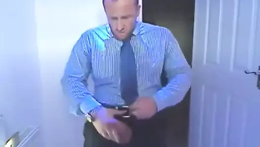 Empresario batendo punheta