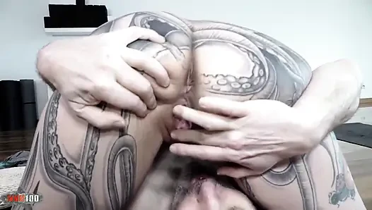 Lexy karma dövmeli Fransız orta yaşlı seksi kadın yoga taytında emiyor ve sert sikişiyor