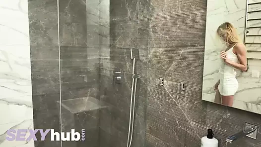 Lonely sarışın güzellik nancy bir kilitleme izolasyon mastürbasyon