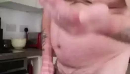İngiliz tıknaz baba boşalmak ve yemek onun kendi boşalmak