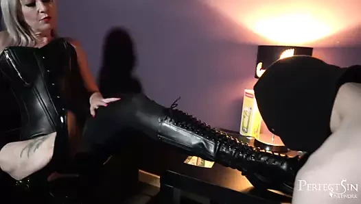 Terli ayaklarımızı em - nazik ol ve onları düzgün bir şekilde yala