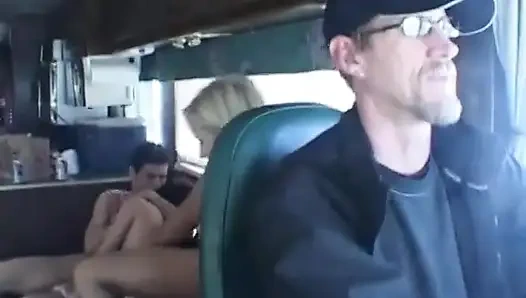 İki edepsiz ateşli genç kaltak için vahşi grup seks