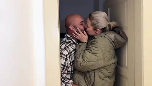 Sürtük Komşu Komşus Un Büyük Yarağını Duydu Ve Denedi