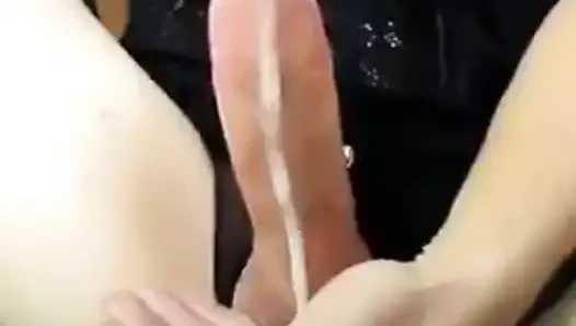 Tranny yiyor ona kendi boşalmak