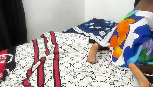Küçük kıyafetlerle biniyor
