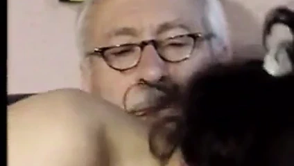 Seçkin yaşlı büyükbaba iyi bir kafa alıyor