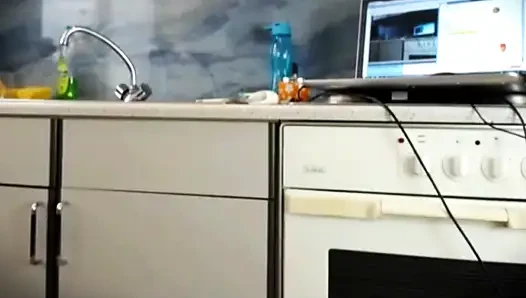 En iyi zevk serbest bırakılıyor: üstsüz twerk yapıyor ve götünü yayıyor