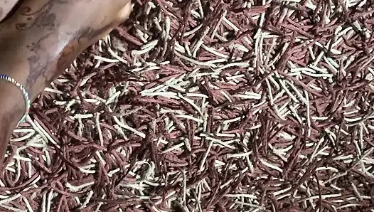 Ateşli zenci bebek ayak masajı bölümü