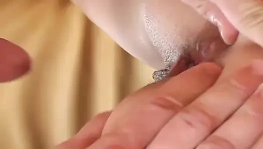 Sarışın olgun sürtük zonklayan delikanlılar tarafından çifte sikiliyor
