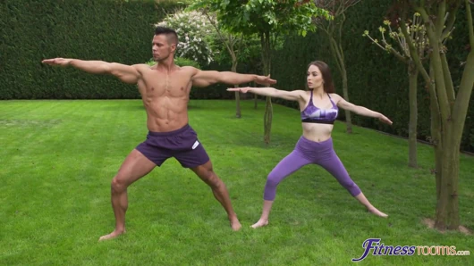 Fitness odaları - büyük memeli Avrupalı hatun Angel Rush açık havada yogaya başlıyor, sakso çekiyor, sonra Angelo'yu domaltarak sikiyor