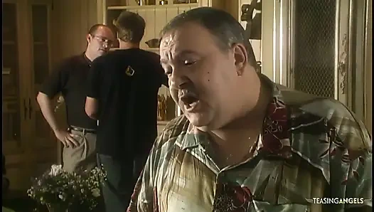 Partinin geri kalanı büyük memeli Asyalı sarışını sikiyor ve mücevherlerini çalıyor