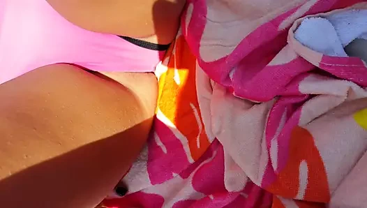 Gf bacakları açar – bikini slip, am tüyleri ve havuzda deve tırnağı!