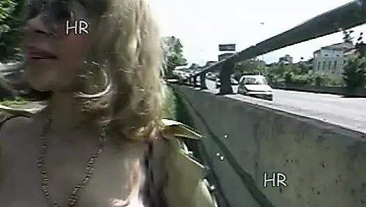 Sürtük İtalyan orta yaşlı seksi kadın ormanda üvey tarafından sikiliyor