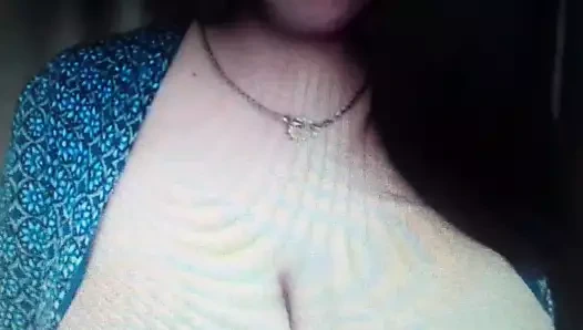 Güzel kız büyük doğal göğüsleri ile oynuyor 2