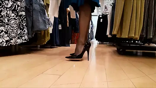 Stiletto topuklu ahşap zemin üzerinde yürüyen crossdresser