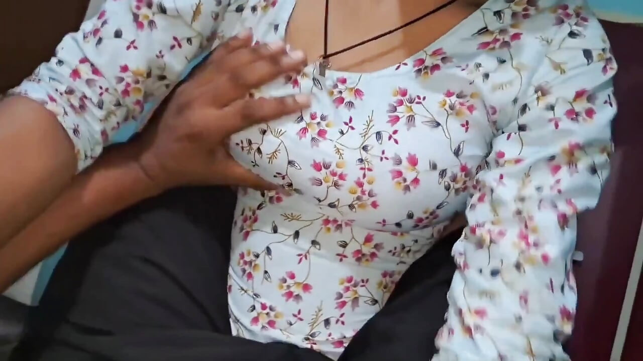 Kavya ağzına boşalana kadar büyük Hintli yarağı emiyor Hintçe oral seks ağzına boşalıyor