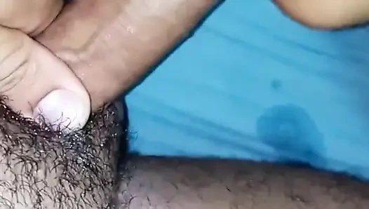 Üvey baba üvey kızına ilk kez gırtlağına kadar almayı ve işemeyi öğretiyor