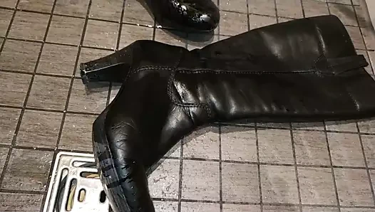 En sevdiği çizmelerine işemek