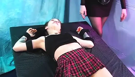 Balerin Domina Skye tarafından gıdıklanıyor - eski balerin Domina Skye'ın ayaklarını ve karnını gıdıkladığı gıdıklayıcı tahtaya bağlı!
