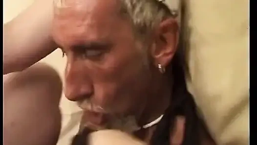 Ateşli dadı soyunuyor ve azgın oluyor ve yaşlı adamın büyük yarağının üstüne çıkıyor