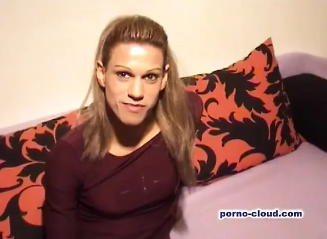 Evde servis travesti azgın bir adamı baştan çıkarıyor